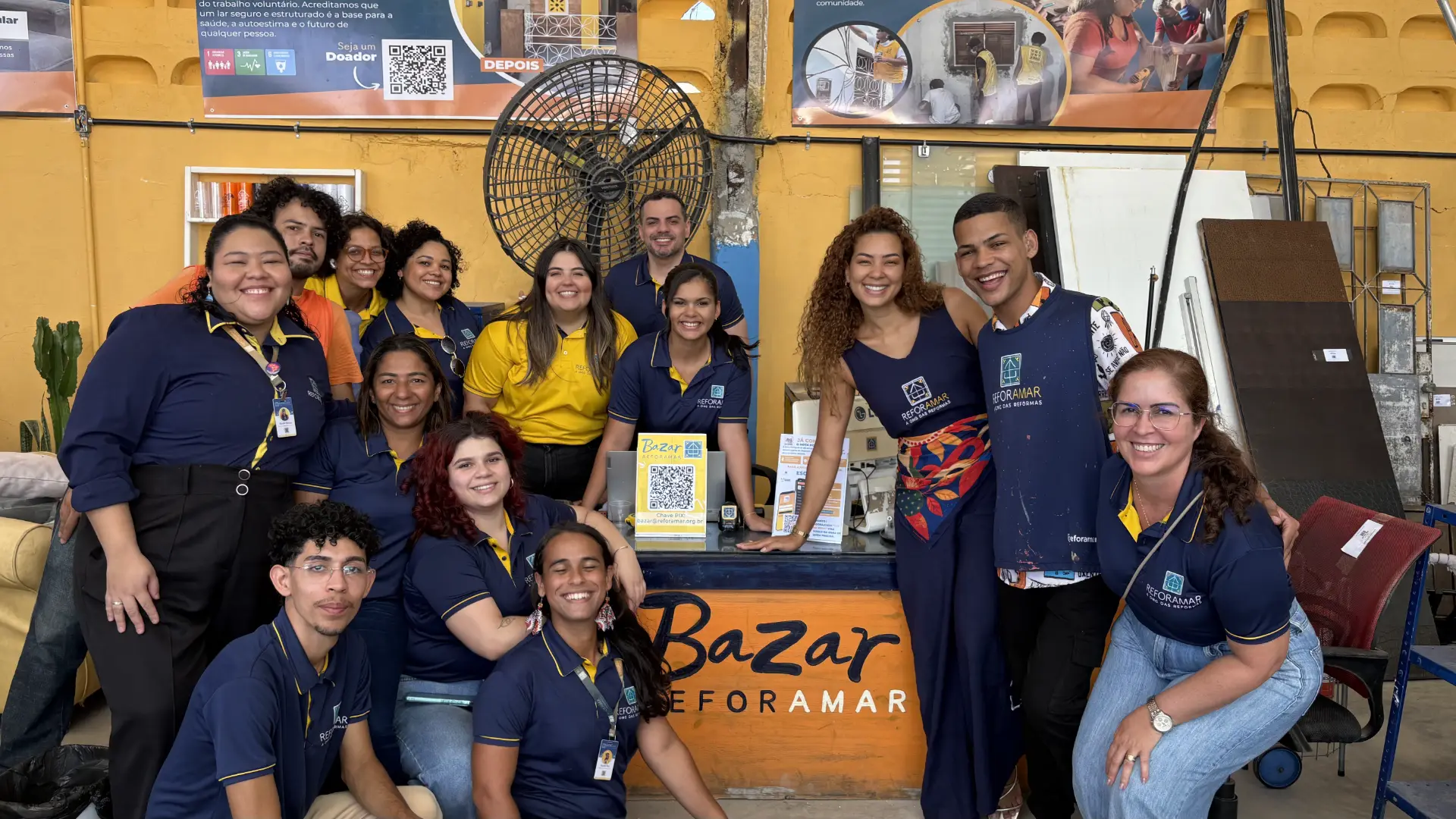 Equipe da ReforAMAR reunida no Bazar, com as camisas da ONG