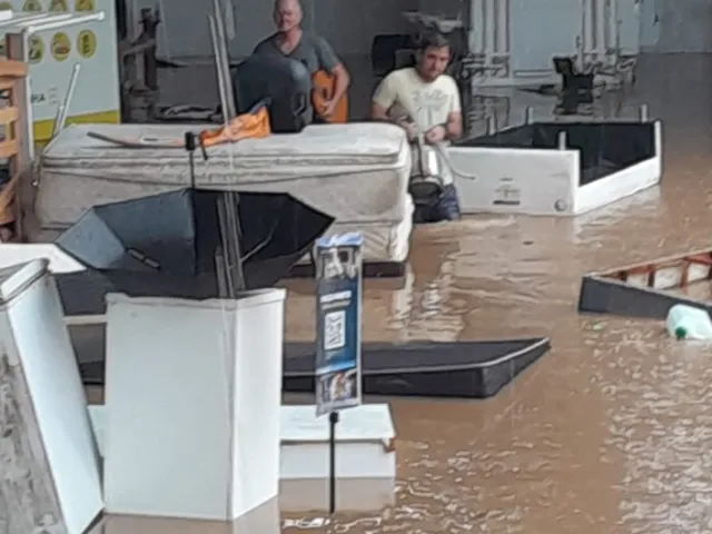 Bazar da ONG Reforamar é destruído por alagamento causado pelas chuvas