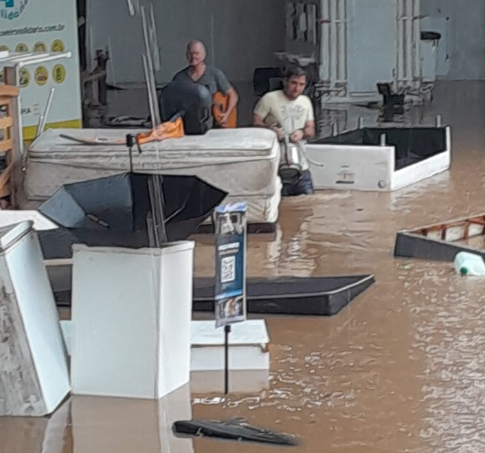 bazar-da-ong-reforamar-e-destruido-por-alagamento-causado-pelas-chuvas