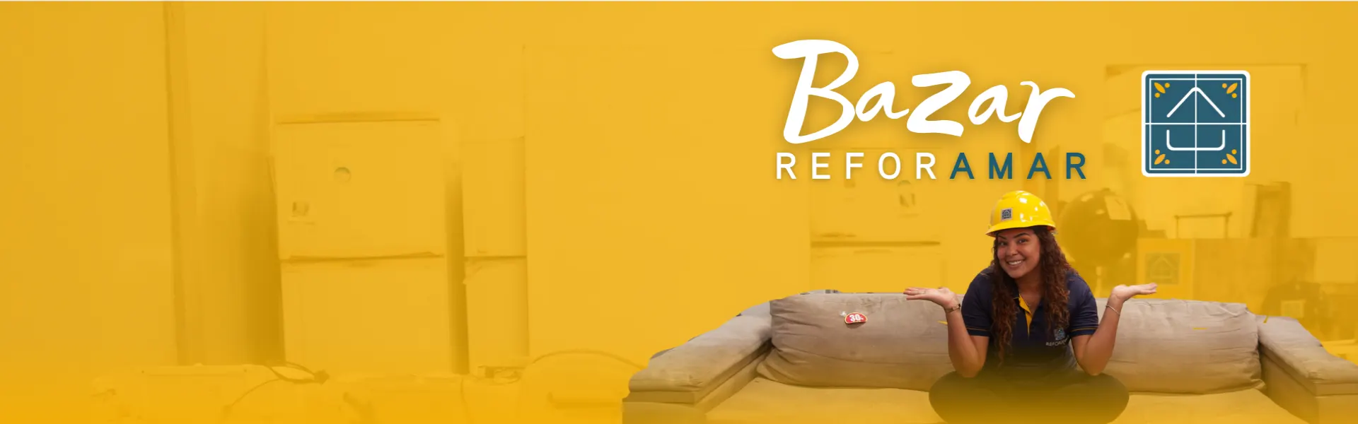 Logo do Bazar ReforAMAR e voluntária sentada em um sofá do bazar