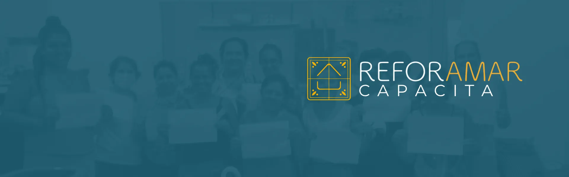 Turma do ReforAMAR Capacita segurando folhas em branco, com o logotipo ReforAMAR Capacita